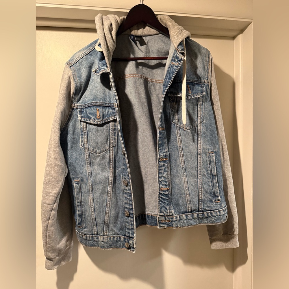 Half sweatshirt hoodie half jean jacket fashionable men’s jacket. Medium